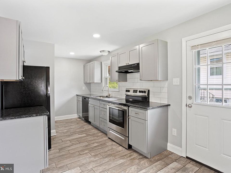 1st image of 131 1st Ave