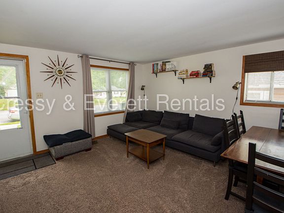 3rd image of 832 Lancaster Dr