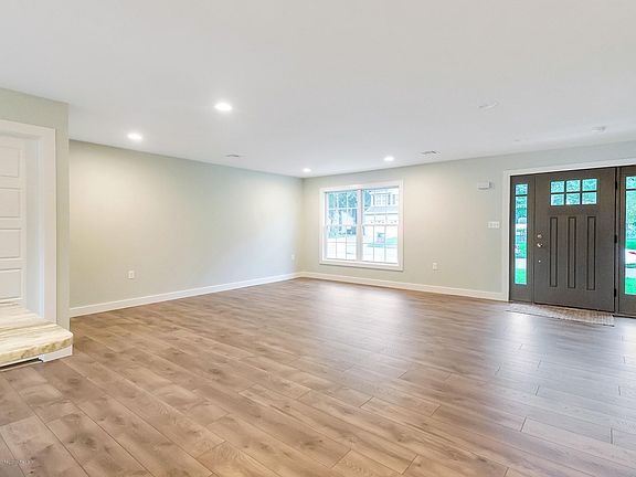 5th image of 1532 Wellington Ave