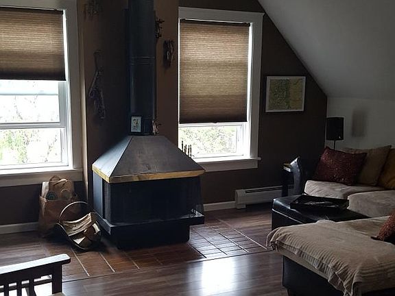 Living room/wood burning fireplace