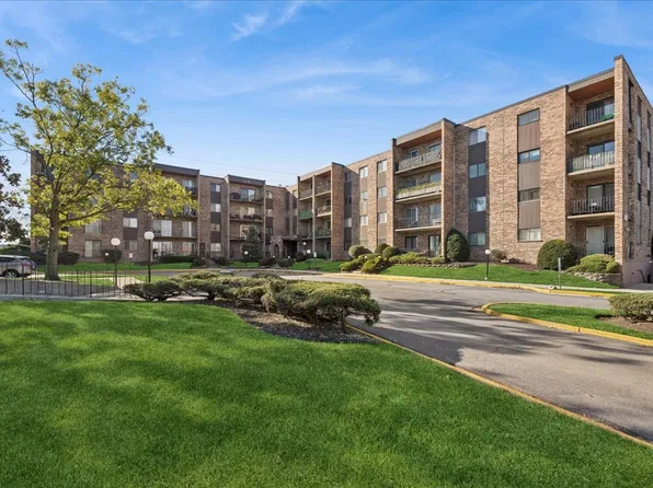 625 W Huntington Commons Rd APT 405, Mount Prospect, IL 60056