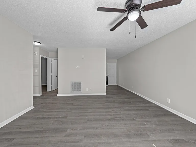 Roberts Lane Apartments — Photo 19