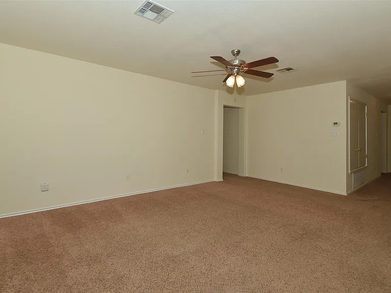 807 Estancia Way — Photo 5