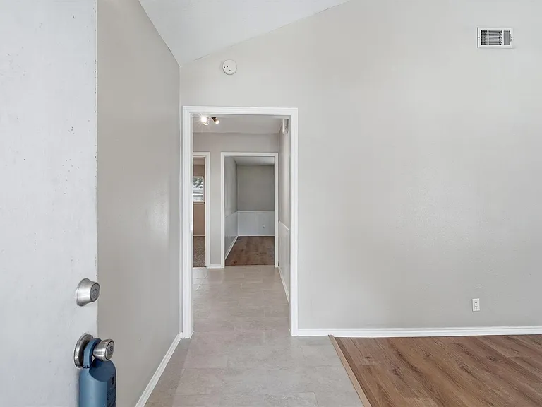 2119 Williamsburg Ct S — Photo 2