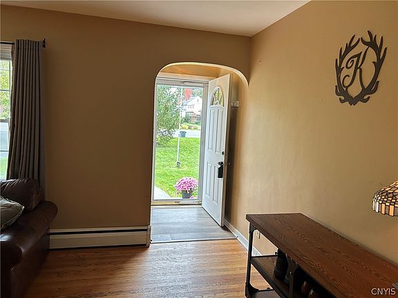 5th image of 2703 W Genesee St