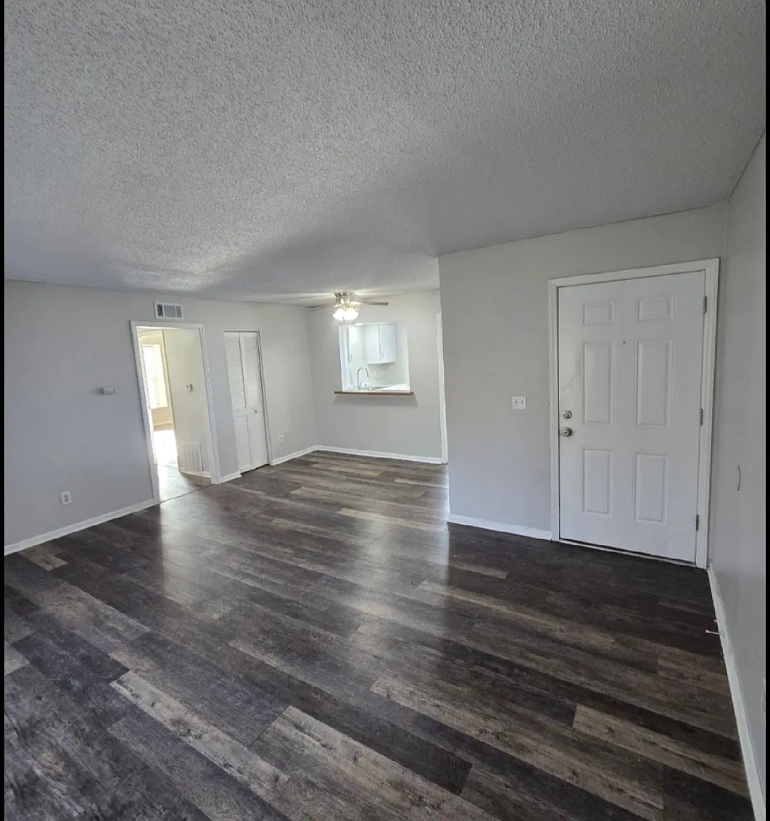 2 bed, 1.0 bath, 1100 sqft, $990 — Photo 3