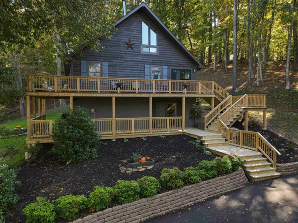 6826 River Front Dr, Radford, VA 24141