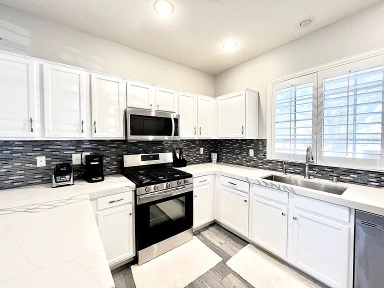 2607 Heathrow St — Photo 1