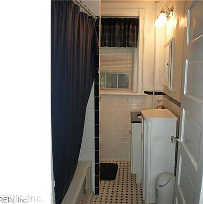 3rd image of 940 Gates Ave APT B3