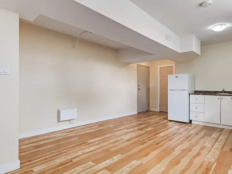 510 Robert St E — Photo 25