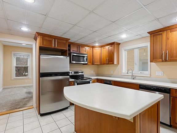 4th image of 42 Howard St