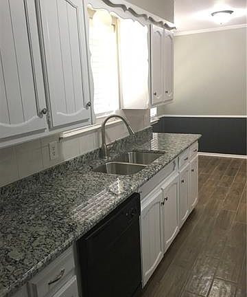 5th image of 453 NW Charlyne Dr