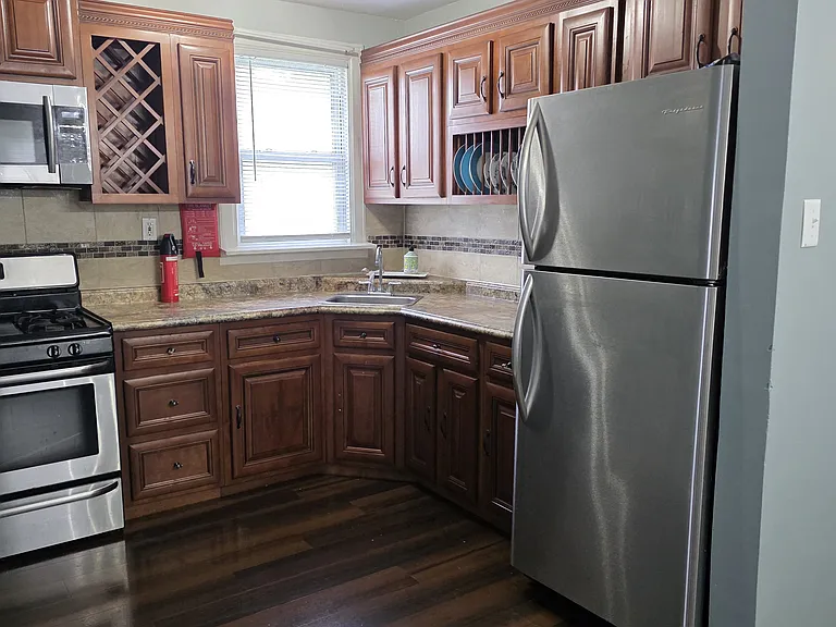868 Larkin Ave — Photo 6