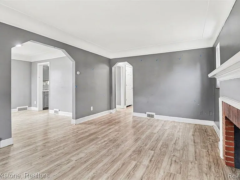 16605 Freeland St — Photo 6