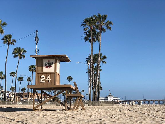 Close to Blackie's beach and the Newport Pier, shops & restaurants