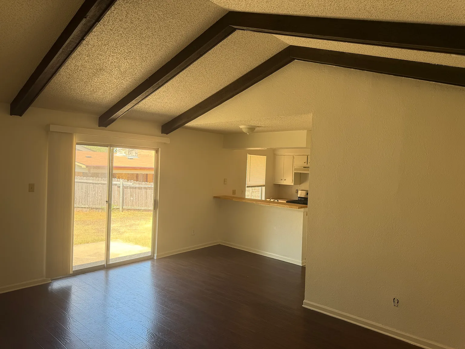 3 bed, 1017 sqft, $2,000 — Photo 2