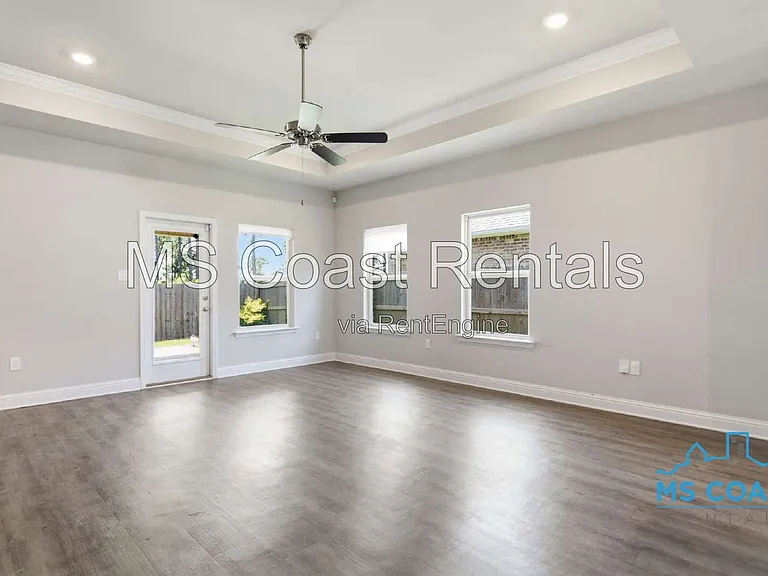 5543 Overland Dr — Photo 3