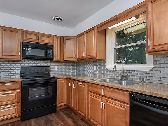 3rd image of 1129 Pleasant Rd