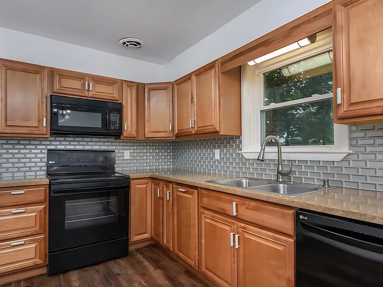 1129 Pleasant Rd — Photo 3