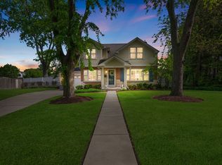 2 Algonquin Rd, Clarendon Hills, IL 60514