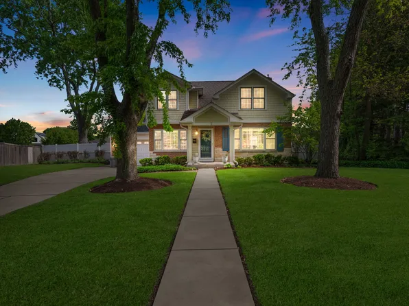 2 Algonquin Rd, Clarendon Hills, IL 60514