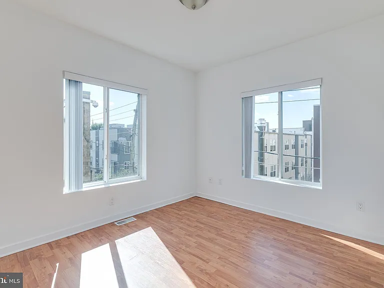 228 W George St #218 — Photo 22