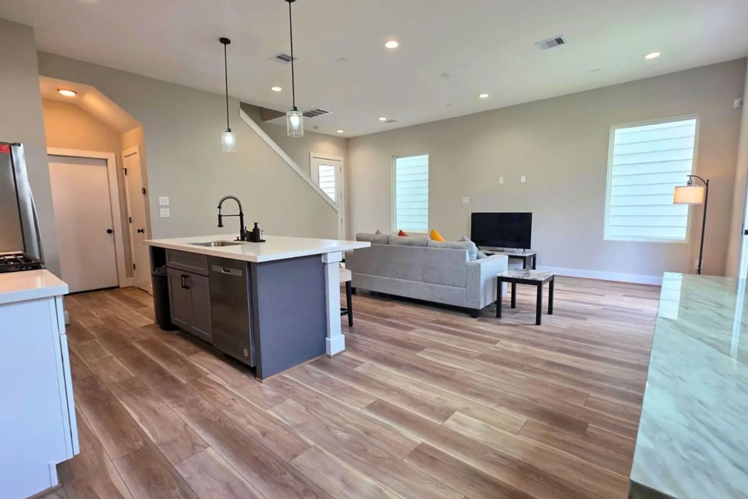 3 bed, 2.0 bath, 1614 sqft, $3,752 — Photo 4