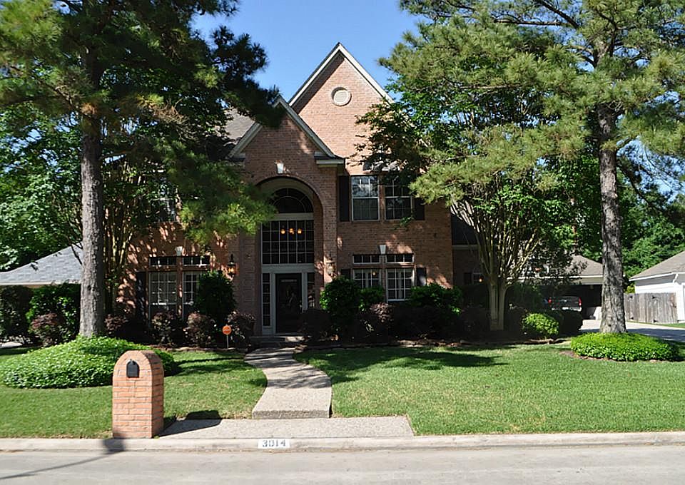 Beautiful curb appeal!