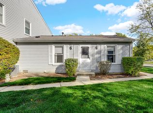 210 Winfield Ct, Vernon Hills, IL 60061