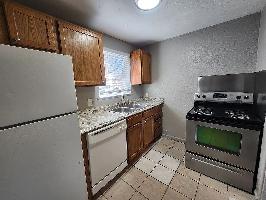 3 bed, 1.0 bath, 857 sqft, $2,200 — Photo 3