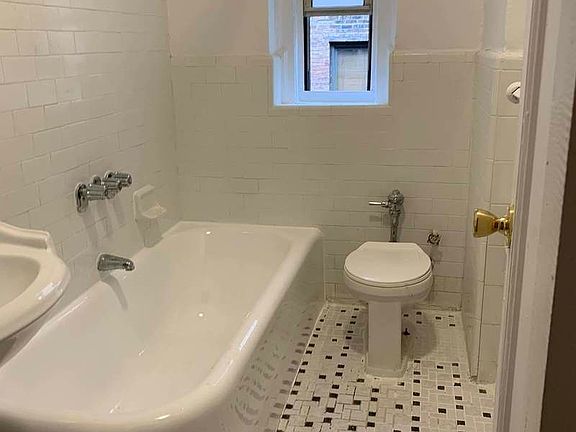 4th image of 4765 Broadway #4C