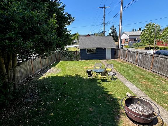 4th image of 1002 Oakes Ave