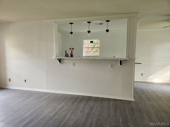 3rd image of 6133 Jennifer Ln