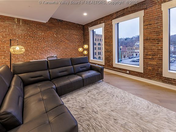 4th image of 814 Virginia St E #8