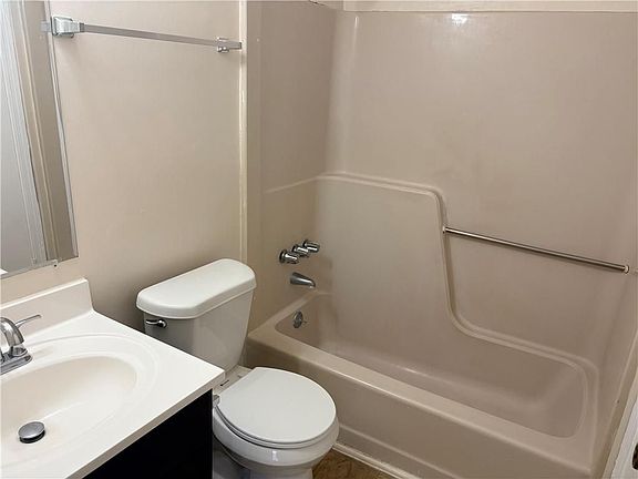 5th image of 165 Hunters Ln #B