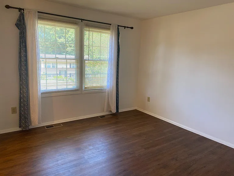 2338 Woodberry Dr — Photo 2