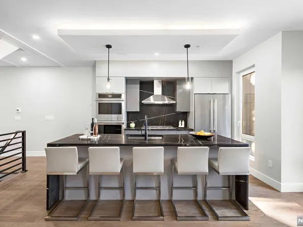 573 Gorge Rd, Cliffside Park, NJ 07010