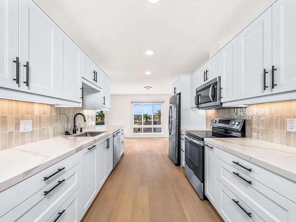 Beautiful new cabinets, Counters and backsplash.