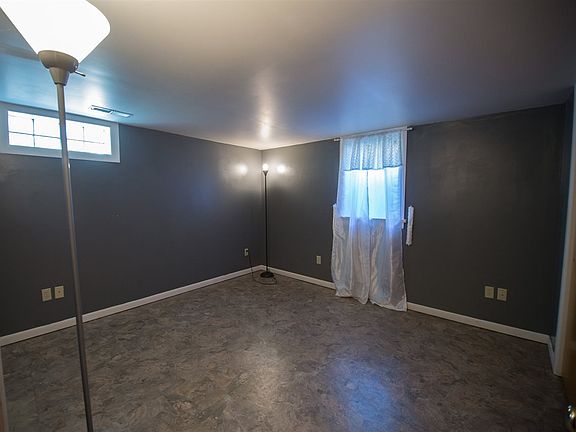 4th image of 687 W Lincolnway