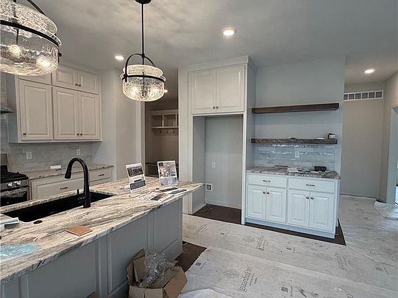 5th image of 2306 Foxtail Dr