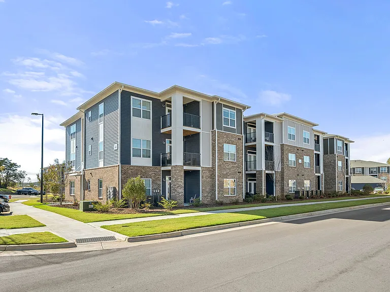 Exterior View of Hawthorne at the Glen in Concord, NC