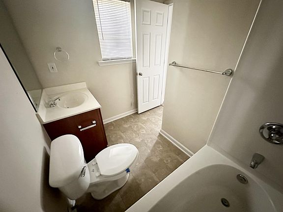 5th image of 402 Woodbark Ct #1