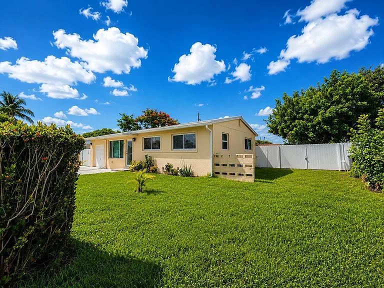 124 Abaco Dr — Photo 2
