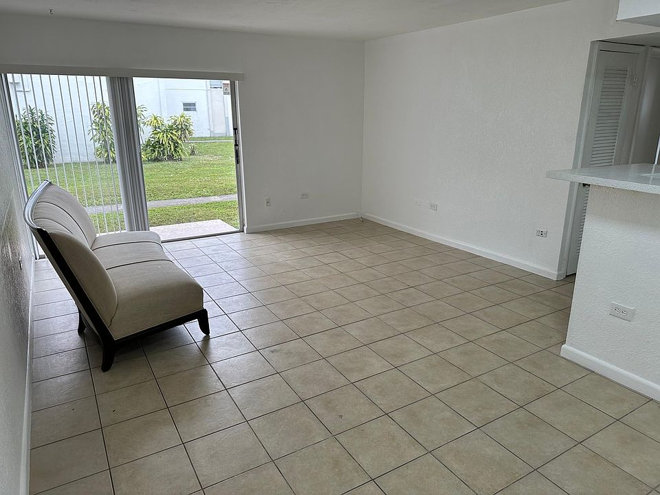 Large dining-living room with garden