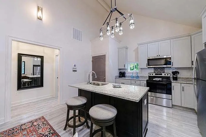 1 bed, 900 sqft, $1,650 — Photo 2