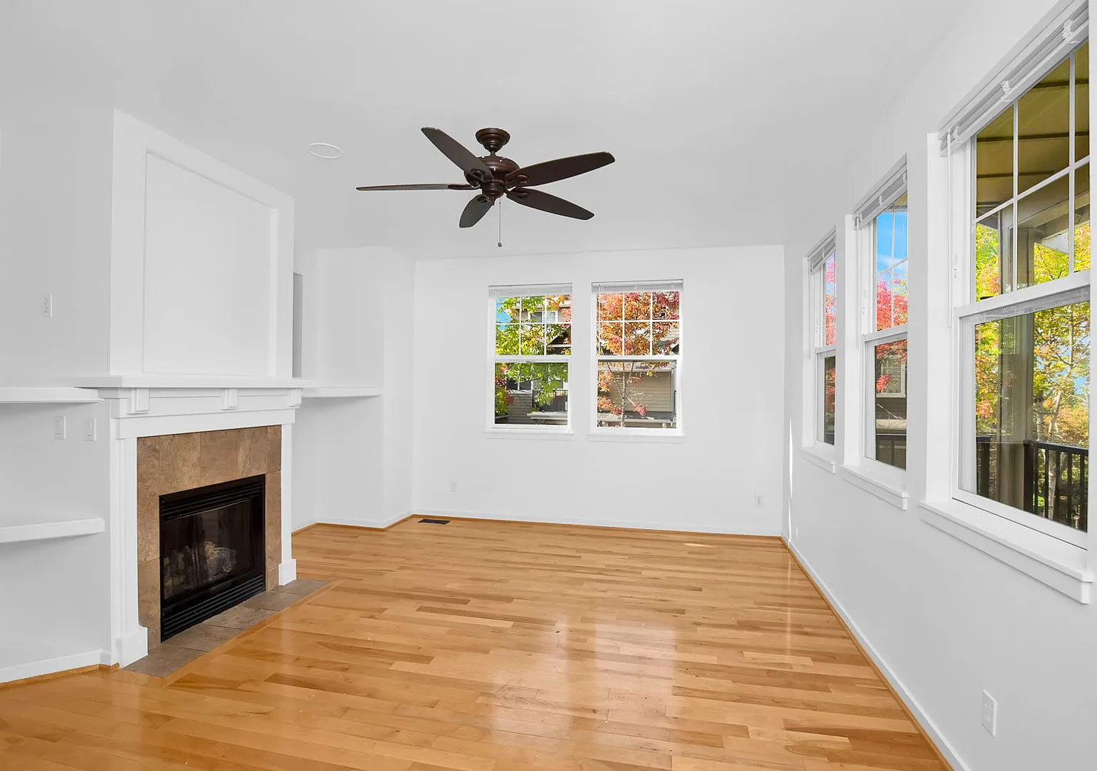 Corner Unit Issaquah Highlands 3 Bedroom Townhouse 2 car Garage — Photo 4
