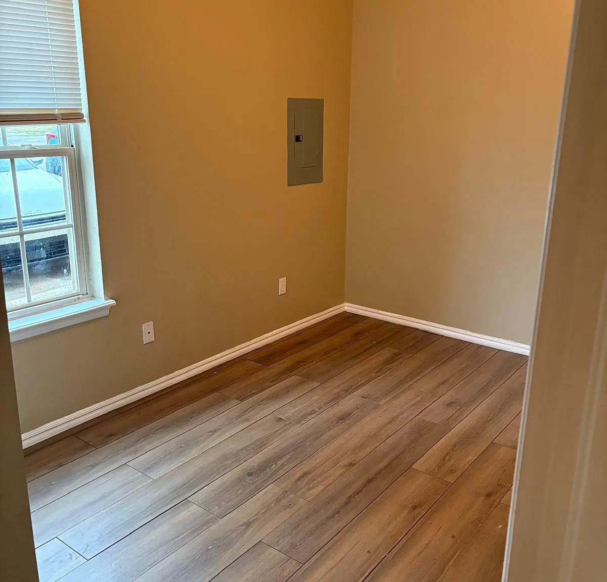 205 S Leach Ave — Photo 2