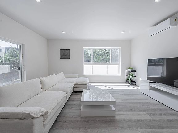 5th image of 1597 W 35th Pl #A