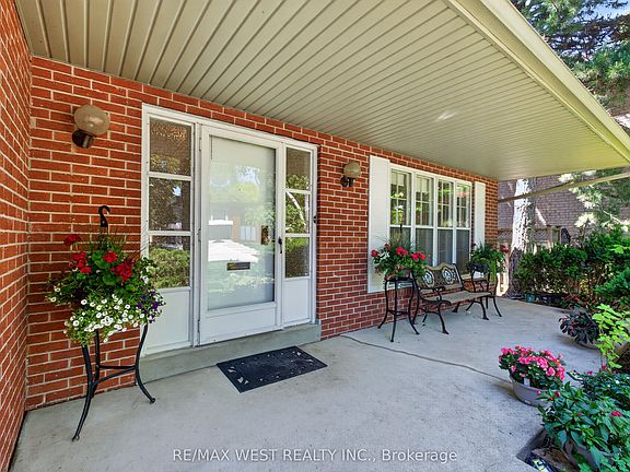 3rd image of 9 Harlington Rd N