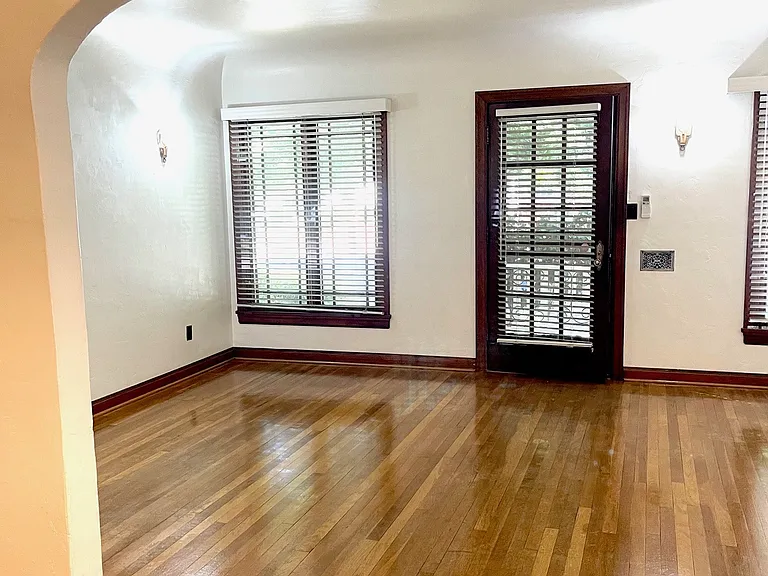 410 W Walnut St — Photo 7